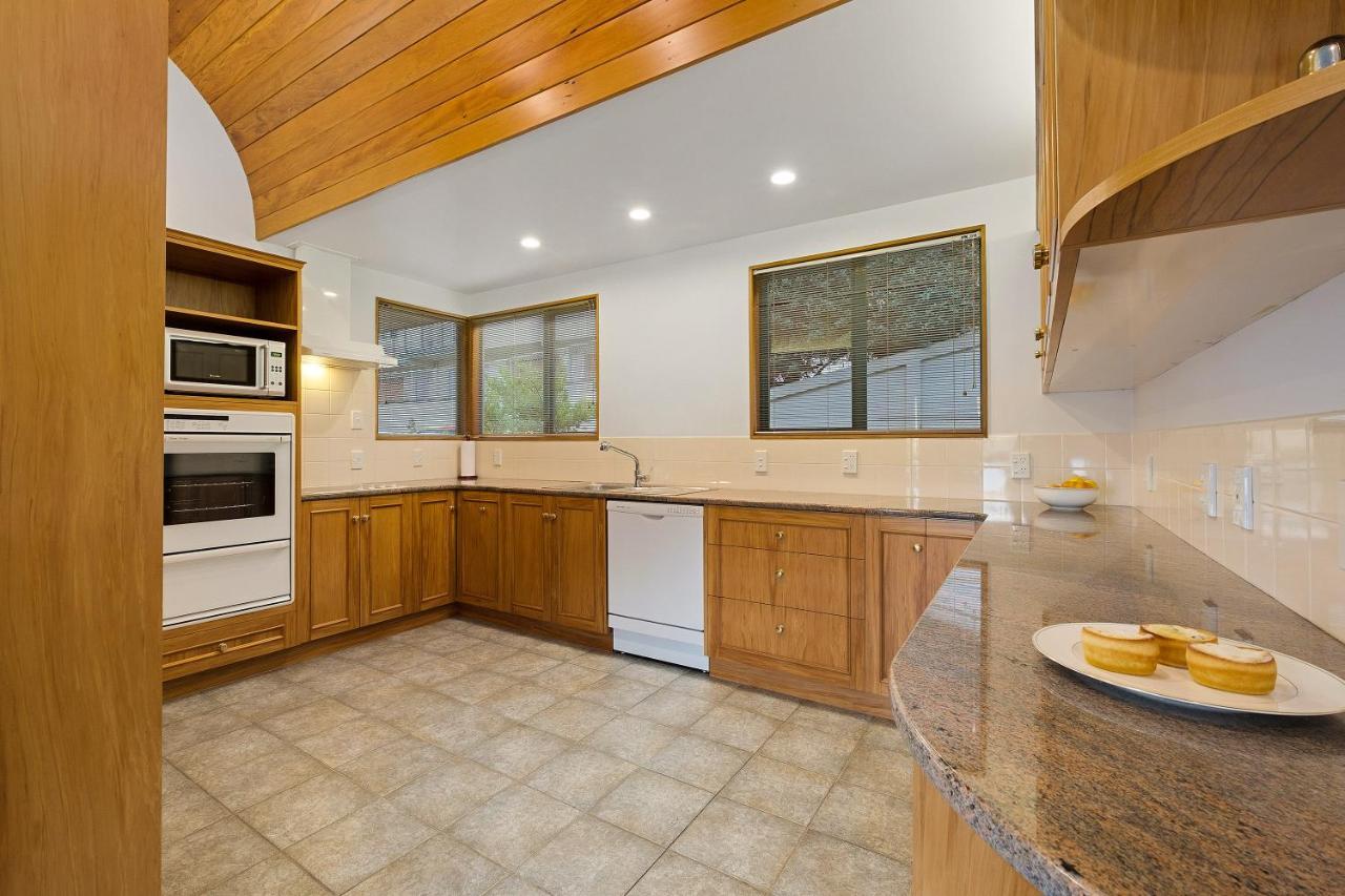Huge Lakefront Delight - Queenstown Holiday Home Exterior foto
